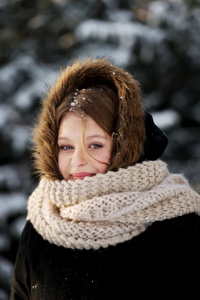 Giovane donna all'aperto in inverno — Foto Stock