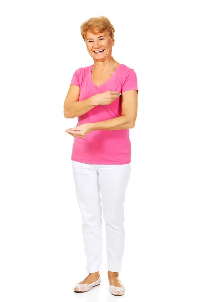 Smiling senior woman holding thermometer — Stock Photo, Image