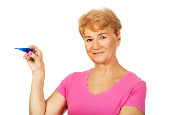 Leende äldre kvinna visar termometer — Stockfoto