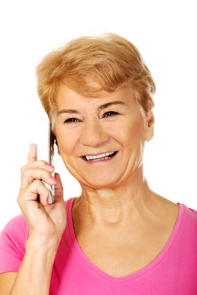 Telefonu konuşurken gülümseyen kadın kıdemli — Stok fotoğraf