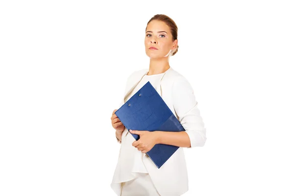 Businesswoman holding a clipboard and thinking about something — Stock Photo, Image