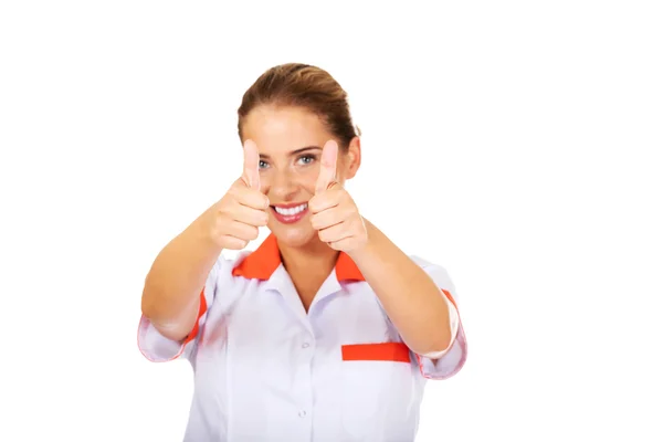 Sonrisa joven doctora o enfermera con los pulgares arriba —  Fotos de Stock