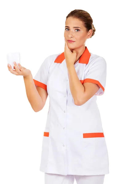 Retrato de dentista feminina segurando um modelo de dente — Fotografia de Stock