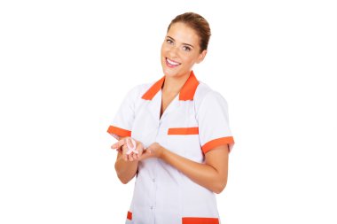 Kadın doktor holding pembe kurdele