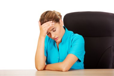 Yorgun genç kadın doktor