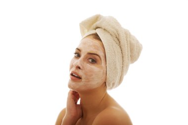 Krem losyon yüzünde kadınla