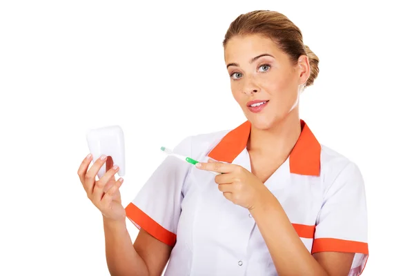 Dentist with toothbrush and tooth model — Stock Photo, Image