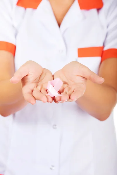 Médico femenino sosteniendo cinta rosa — Foto de Stock