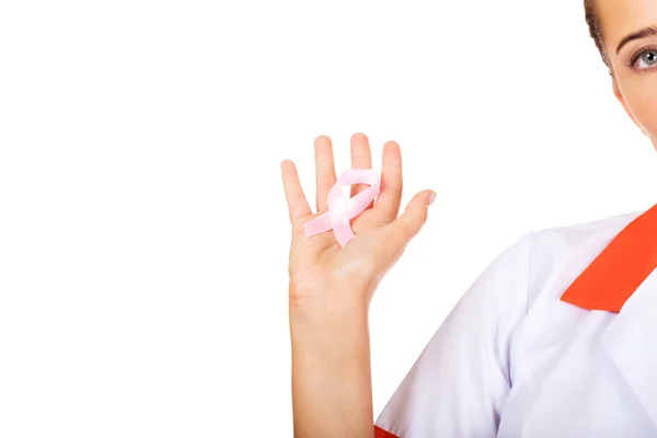 Kadın doktor holding pembe kurdele — Stok fotoğraf