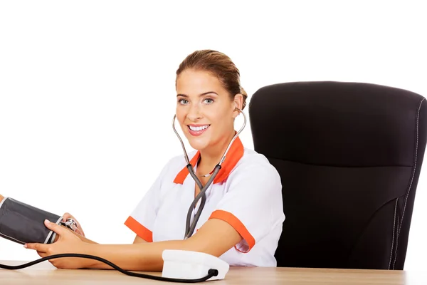 Nurse checking blood pressure — Stock Photo, Image