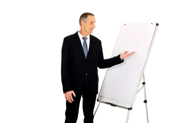 Geschäftsmann präsentiert auf Flipchart — Stockfoto