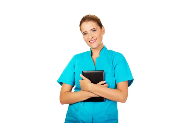 Medico donna in possesso di notebook — Foto Stock