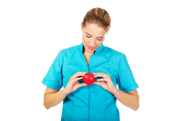 Läkaren håller leksak hjärta — Stockfoto