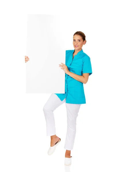 Medico femminile con banner vuoto — Foto Stock