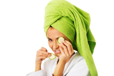 Salatalık gözünü uygulama bornoz kadında