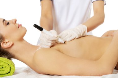 Genç kadın meme ameliyatından önceki.