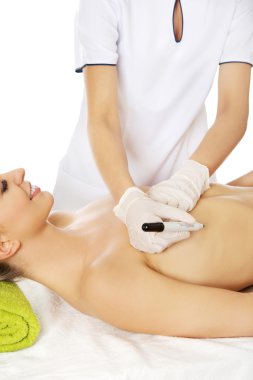 Genç kadın meme ameliyatından önceki.