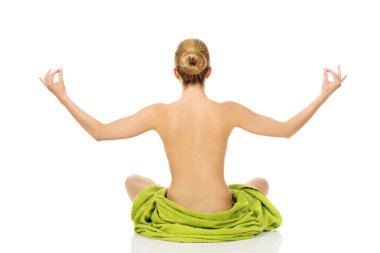 Bir yoga konumda oturan genç kadın