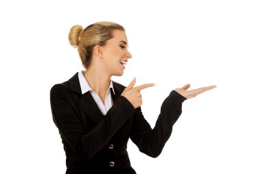 Genç busiensswoman bir şeyler gösteriyor