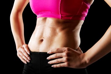 Spor salonundaki atletik genç bayan