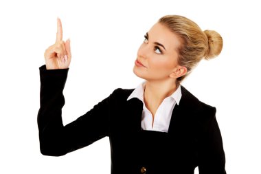 Bir şey işaret eden genç mutlu işkadını