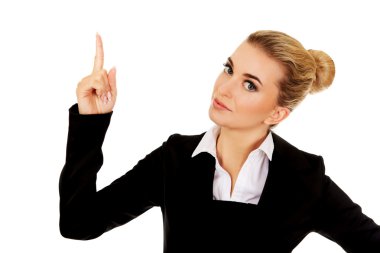 Bir şey işaret eden genç mutlu işkadını