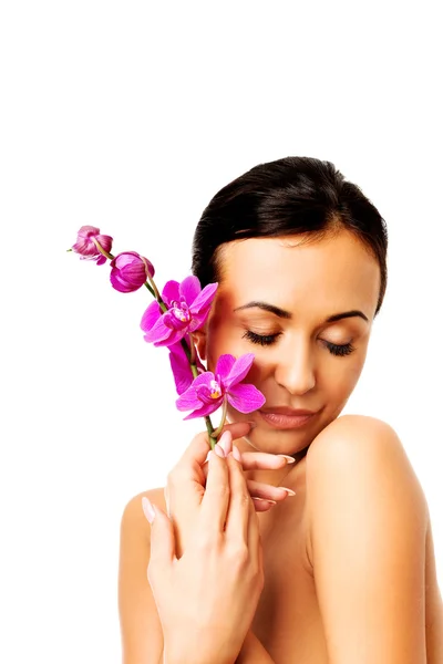 Mujer con orquídea púrpura y ojos cerrados — Foto de Stock