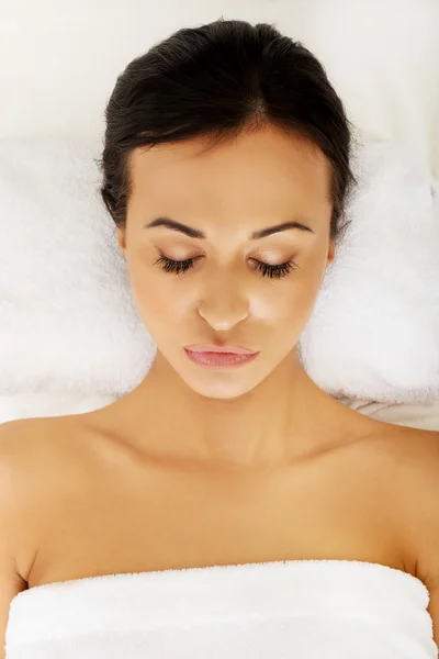 Mujer relajante en spa con los ojos cerrados — Foto de Stock