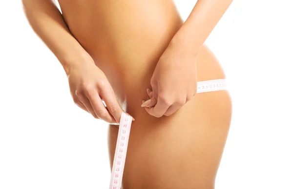 그녀의 엉덩이 측정 하는 슬림 여성 — 스톡 사진
