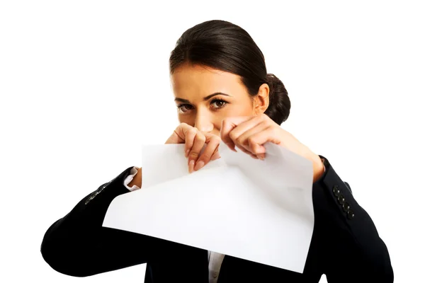 Kobieta interesu oderwać jej notatki papieru — Zdjęcie stockowe