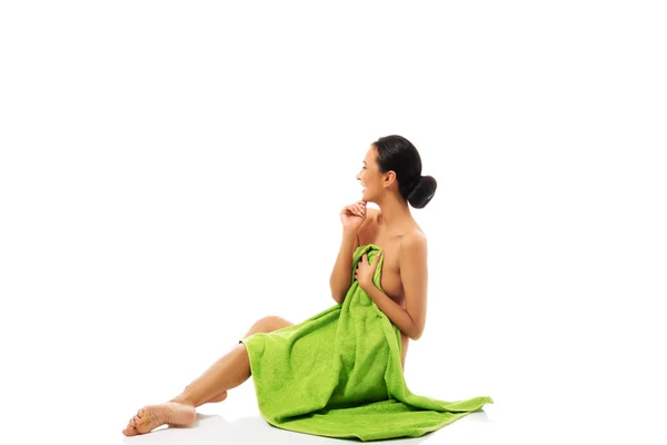 Rindo mulher sentado envolto em toalha — Fotografia de Stock