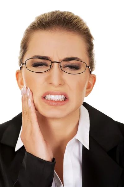 У молодой женщины болит зуб. — стоковое фото