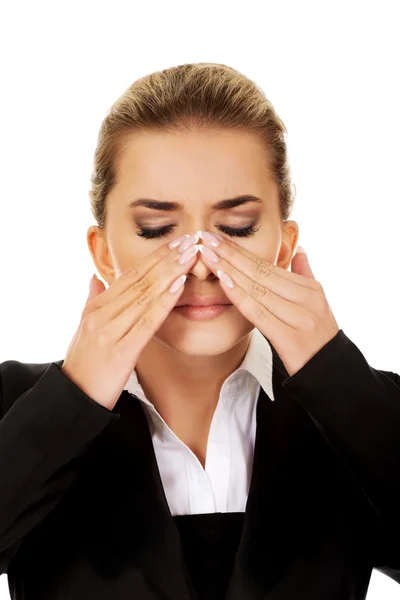 Jeune femme d'affaires avec douleur aux sinus — Photo