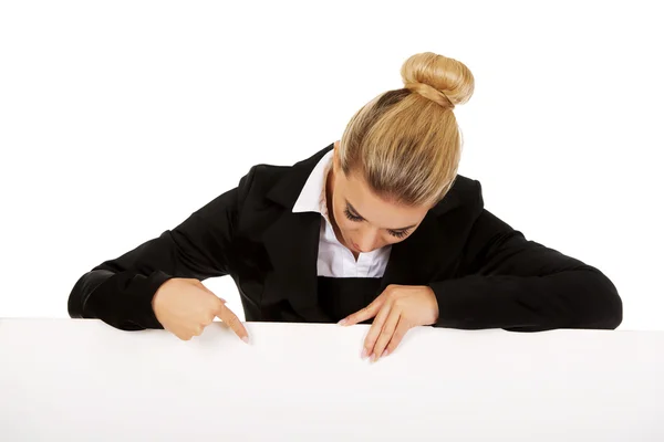 Feliz mujer de negocios señalando en banner vacío . —  Fotos de Stock