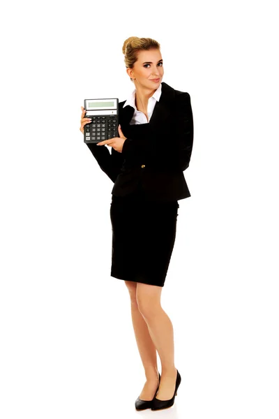 Heureuse femme d'affaires tenant une calculatrice — Photo