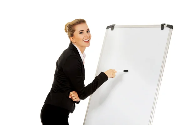 Uśmiechnięta kobieta biznesu pisania na flipchart — Zdjęcie stockowe