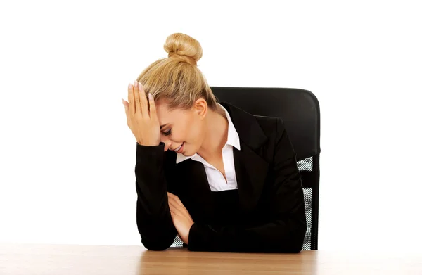 Amplia mujer de negocios detrás del escritorio —  Fotos de Stock