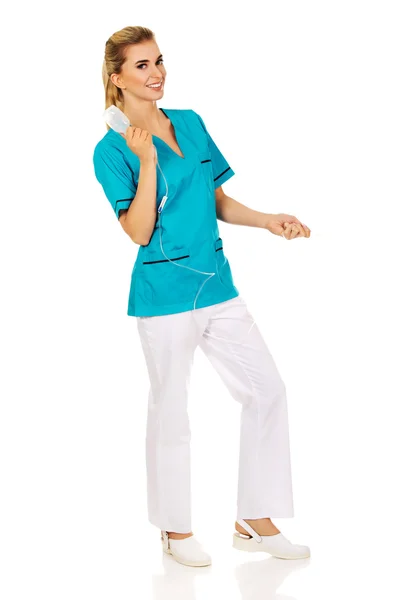 Enfermeira sorridente ou médico segurando um gotejamento — Fotografia de Stock
