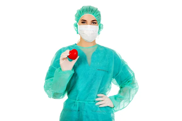 Женщина-врач-хирург держит сердце — стоковое фото