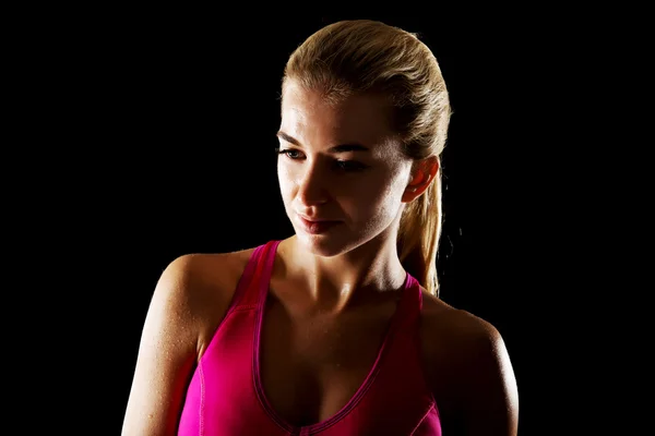 Atletica giovane donna in palestra — Foto Stock