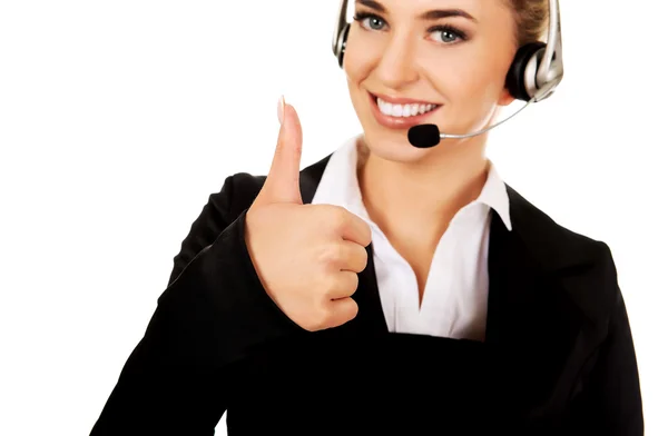 Call center mulher com fone de ouvido gesticulando OK — Fotografia de Stock