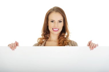 Boş tahtası olan mutlu kadın.