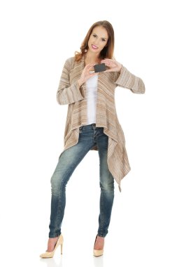 Boş kartı ile mutlu kadın.