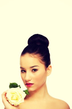 güzel bir kadın beyaz gül desenli.