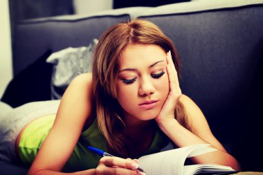 Kitap okuyan bir kadın..