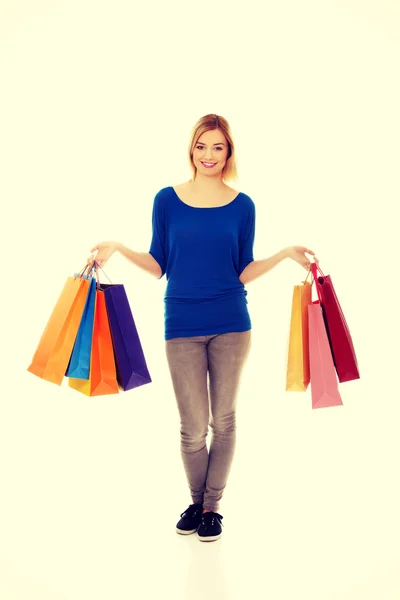 Femme avec beaucoup de sacs à provisions. — Photo