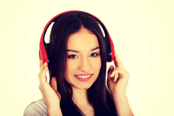 Mujer rock con auriculares escuchando música . — Foto de Stock