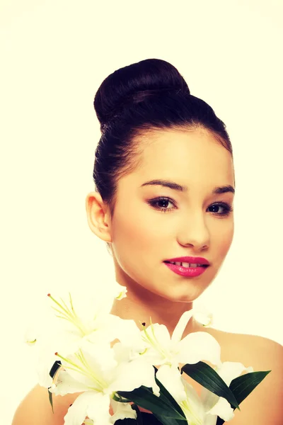 Bellezza viso di una donna con fiore . — Foto Stock
