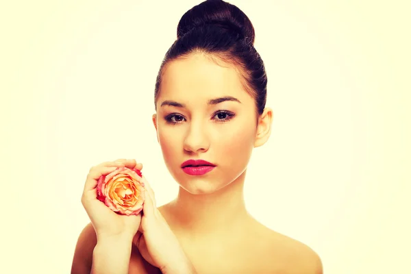 Hermosa mujer con rosa rosa . — Foto de Stock