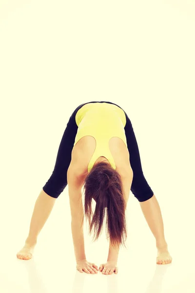 Vrouw doet stretching oefening. — Stockfoto